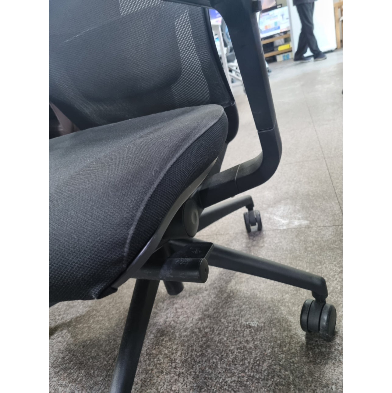 코아스 COAS 메쉬의자 / 블랙